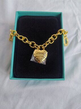 Tiffany & Co Gold Heart Key Bracelet – 18K, Iconic Charm